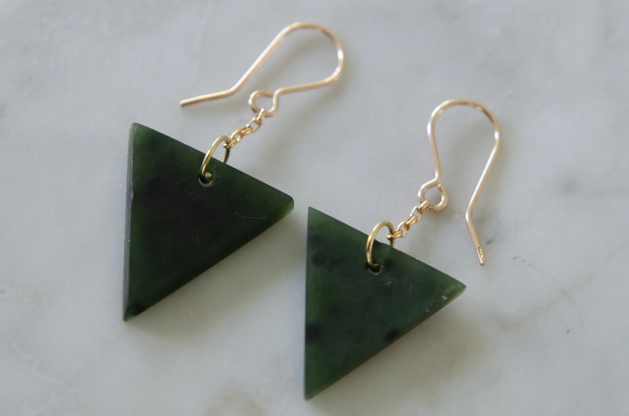 ŌMEKA Pounamu Niho in 9ct Gold Chain