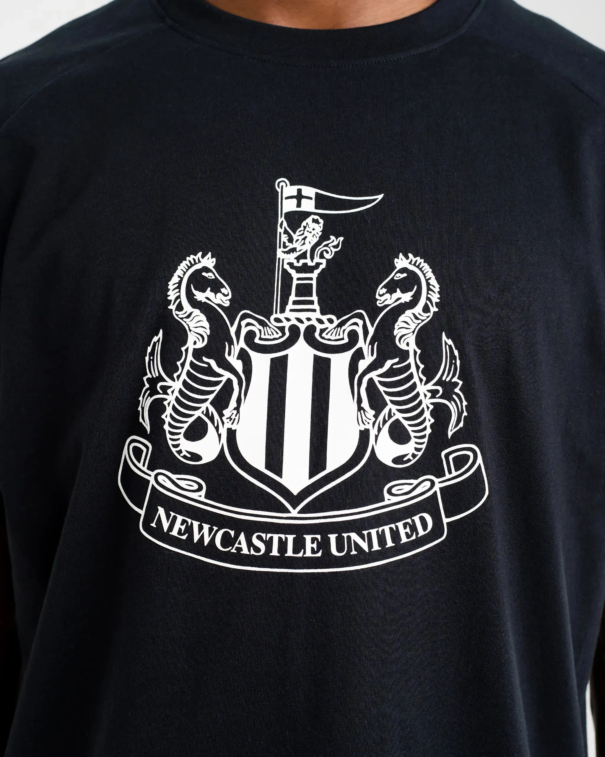 Newcastle United Men's Black Raglan Crest T-Shirt