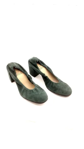 Suede pump in forest green