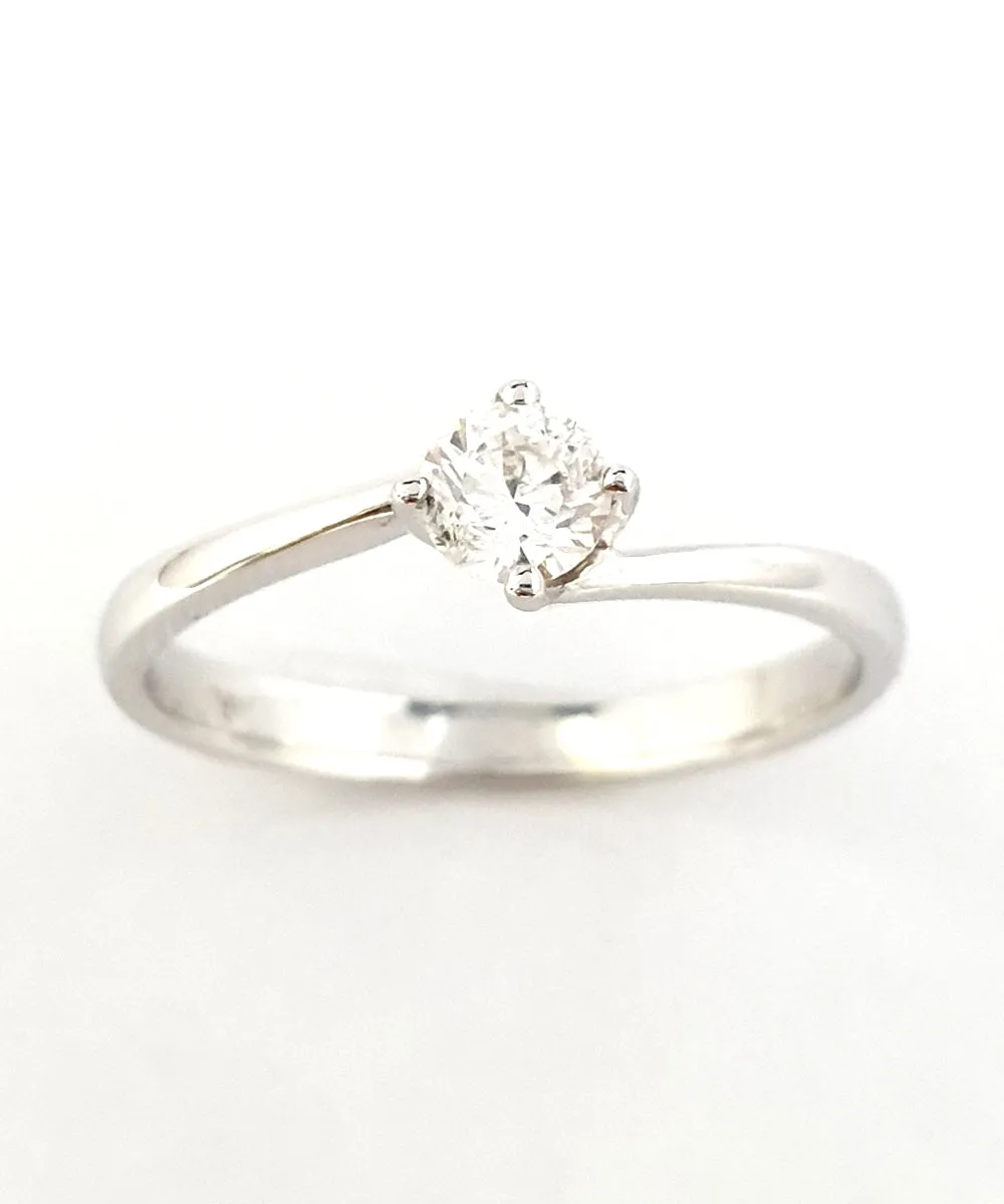 Twisted Four Claws Solitaire Ring